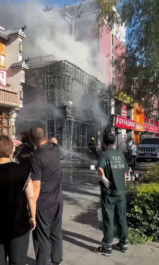受伤已送医当地应急管理局：已成立调查组爱游戏app入口吉林一餐馆突发火灾有人(图2)