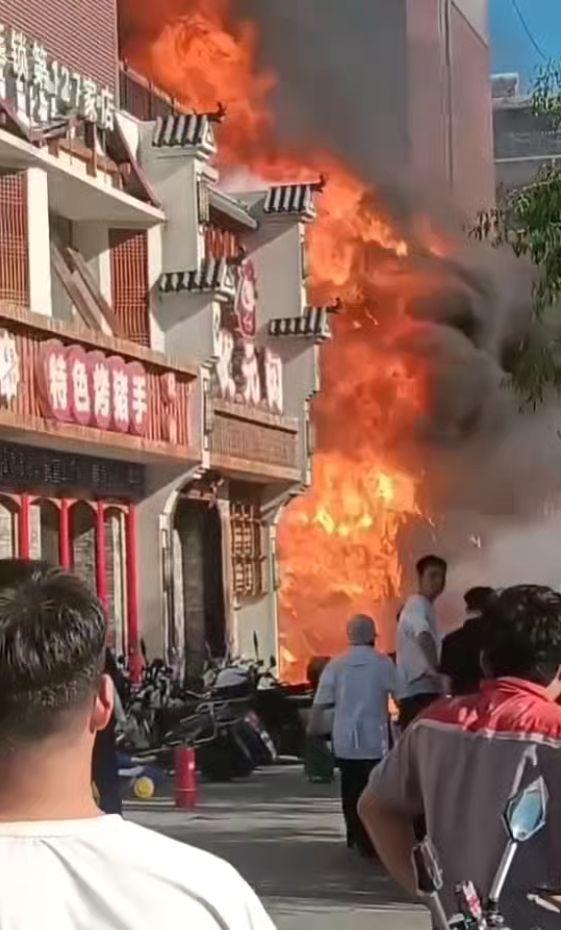 受伤已送医当地应急管理局：已成立调查组爱游戏app入口吉林一餐馆突发火灾有人(图3)